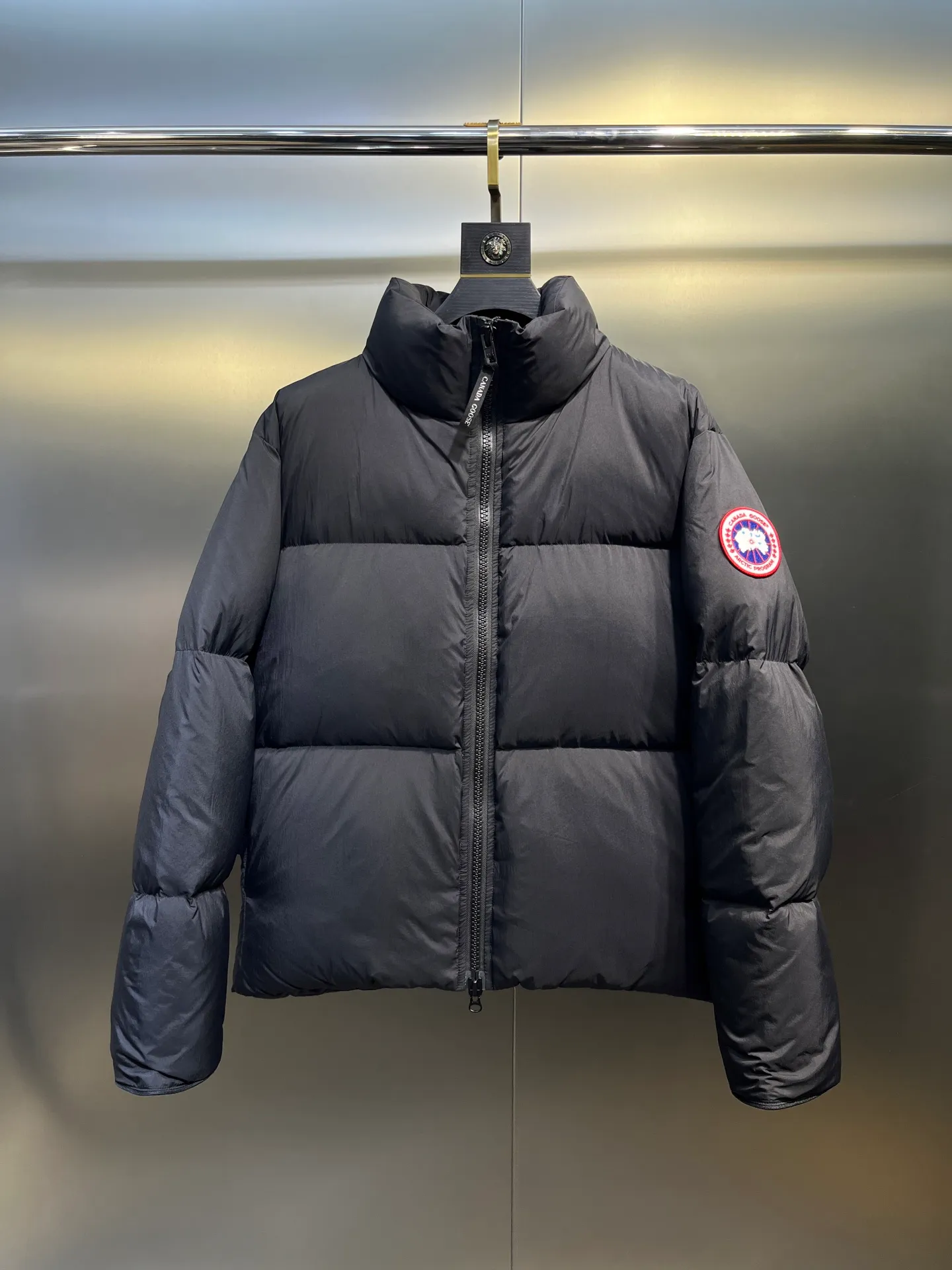 P800 Canada gooes】Large Goose Sleeve Stand Collar Down Jacket The Lawrence Down Jacket provides essential protection for everyday adventures. Delicately soft fabric, this is a water-repellent fabric that is soft to the touch yet durable. Filled with extremely fluffy white duck down. This piece has a quilted body and structured down. Padded collar and reflective double-stripe grip tape. Extended hem and tucked-in inner rib-knit cuffs.  Size: XS-2XL